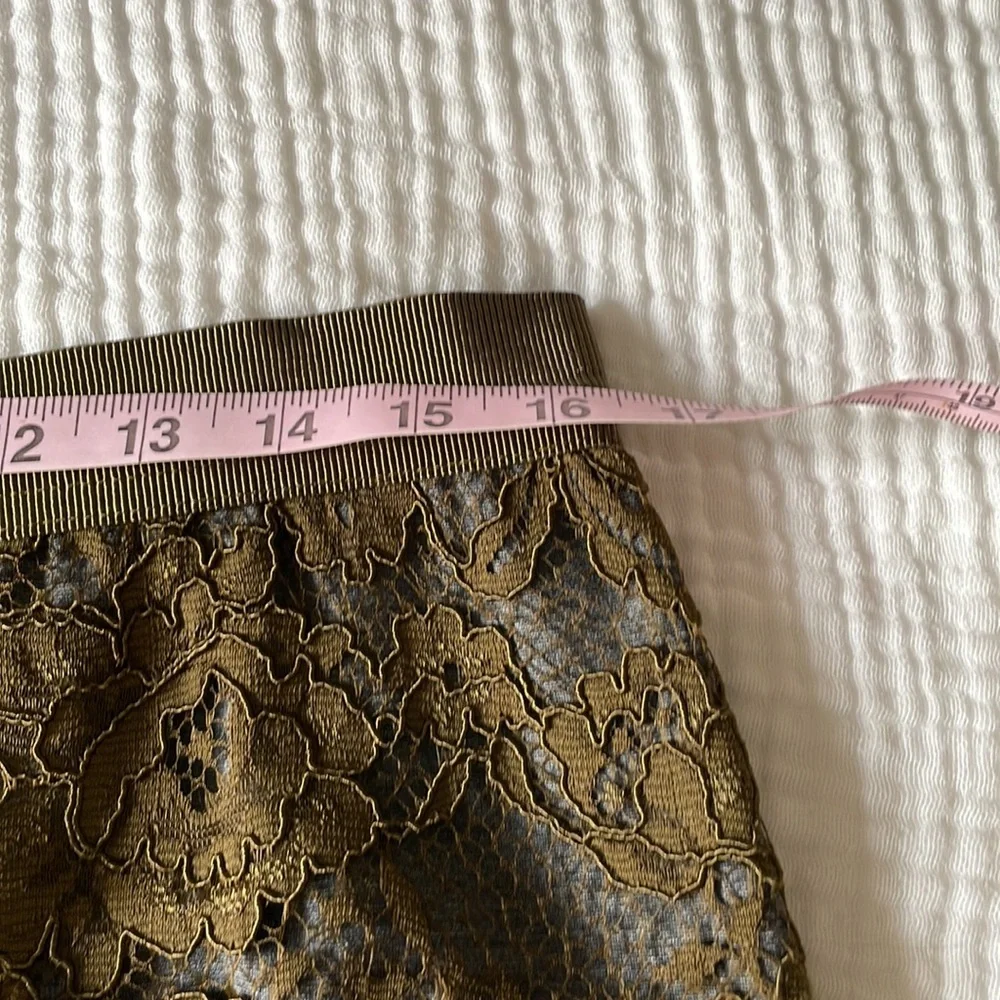 Gorgeous pencil skirt with lace overlay - Picture 4 of 7